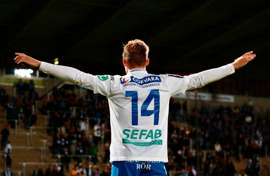 Norrköpings Nicklas Bärkroth tackar publiken