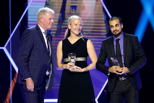 Domarbas Bosse Karlsson delar ut pris till Tess Olofsson