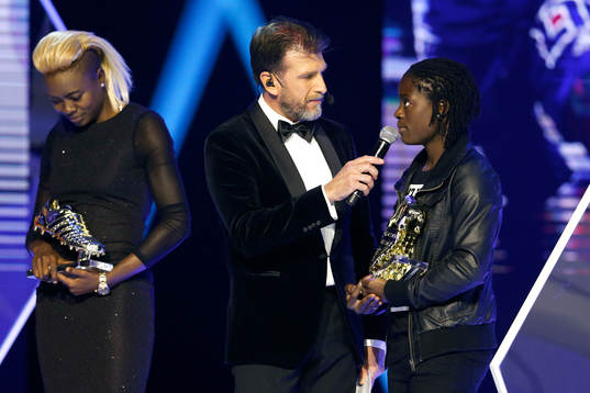 Tabitha Chawinga tar emot pris som skytteligavinnare