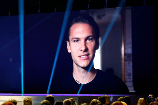 Albin Ekdal grinar illa