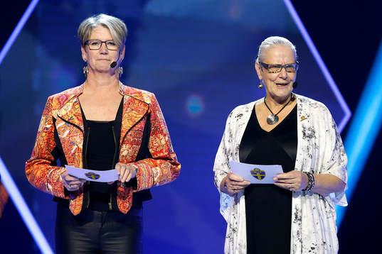 Annelie Larsson delar ut pris till Årets mittfältare