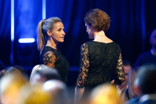 Kristin Kaspersen pratar med moderaternas partiledare Anna