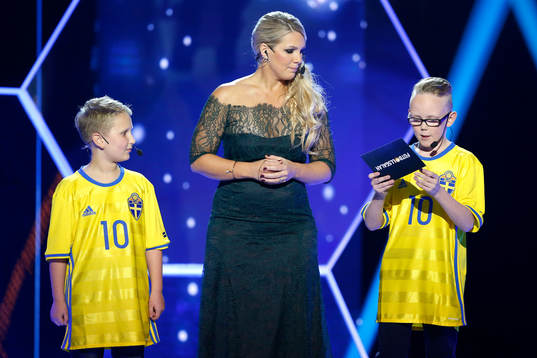 Melwin och Frank delar ut pris till Årets forward