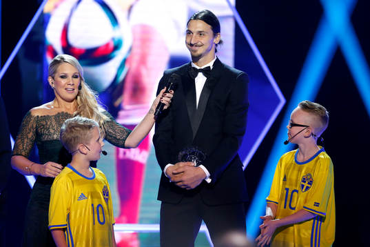 Melwin och Frank delar ut pris till Årets forward Zlatan