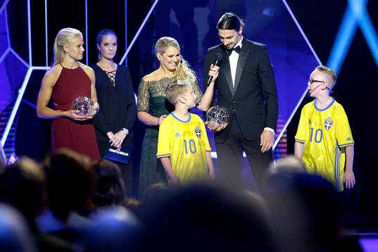 Melwin och Frank delar ut pris till Årets forward Pernille