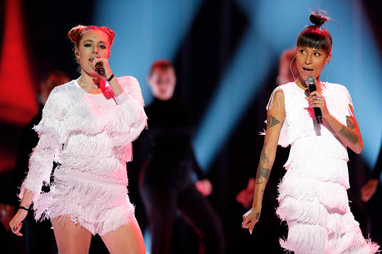 Icona Pop uppträder