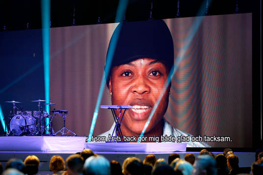 Faith Ikidi tilldelas priset Årets back och tackar via