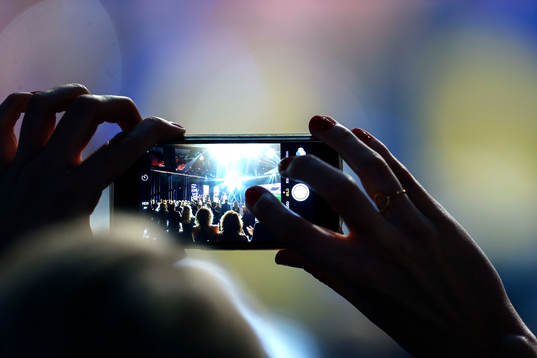 En person tar bilder med sin mobil