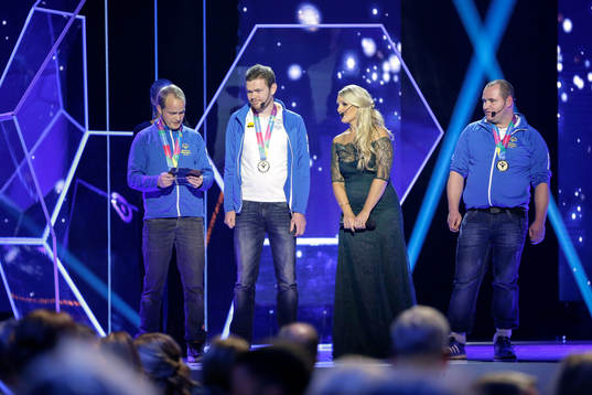 Representanter från Special Olympics delar ut pris till