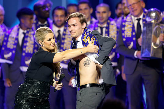 IFK Norrköpings Linus Wahlqvist visar sin tatuering