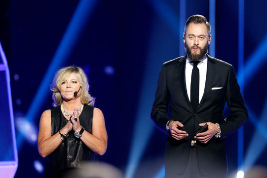 Marika Domanski Lyfors och Olof Lundh delar ut priset