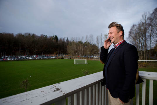 Örgrytes klubbdirektör Pierre Edström pratar telefonen