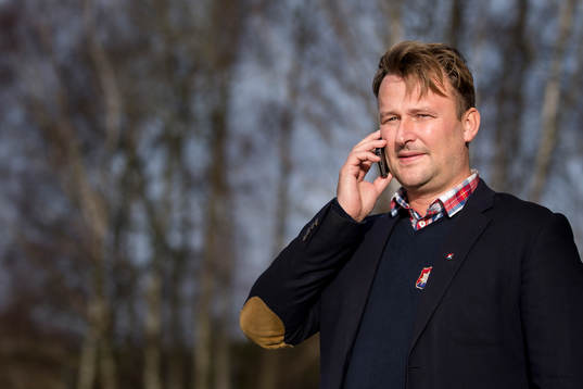 Örgrytes klubbdirektör Pierre Edström pratar telefonen