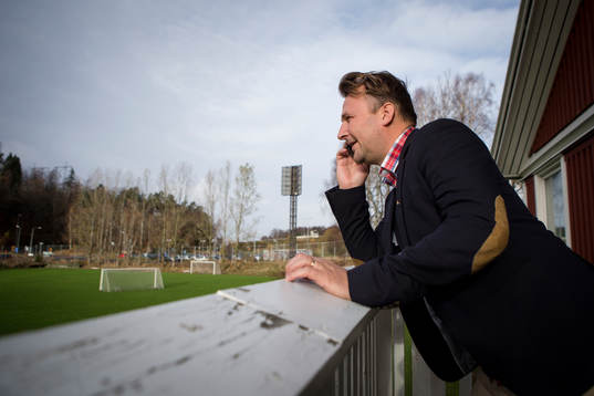Örgrytes klubbdirektör Pierre Edström pratar telefonen