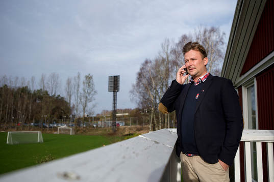 Örgrytes klubbdirektör Pierre Edström pratar telefonen
