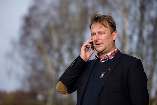 Örgrytes klubbdirektör Pierre Edström pratar telefonen