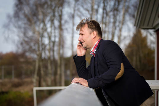 Örgrytes klubbdirektör Pierre Edström pratar telefonen
