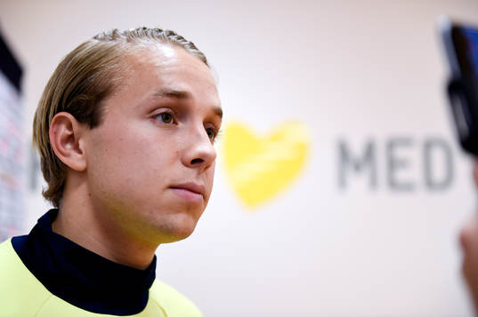 Sveriges målvakt Patrik Carlgren blir intervjuad innan
