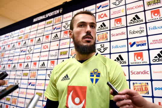Sveriges Emir Kujovic blir intervjuad innan en träning med