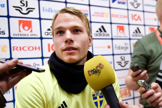 Sveriges Oscar Lewicki blir intervjuad innan en träning