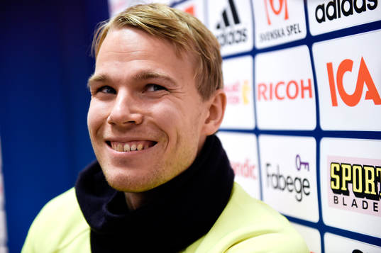 Sveriges Oscar Lewicki blir intervjuad innan en träning