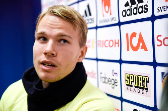 Sveriges Oscar Lewicki blir intervjuad innan en träning