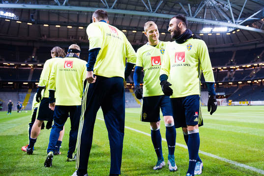 Sveriges John Guidetti kramar om Abdul Khalili