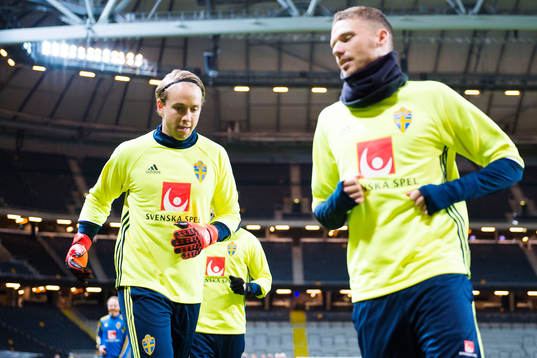Sveriges målvakt Patrik Carlgren och Marcus Berg