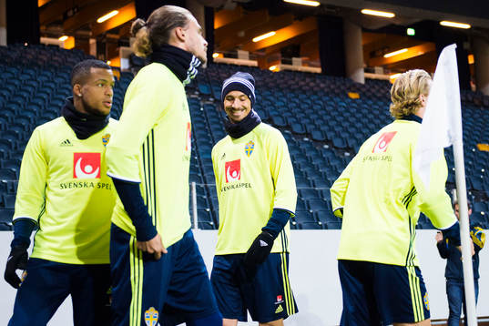 Sveriges Martin Olsson och Zlatan Ibrahimovic