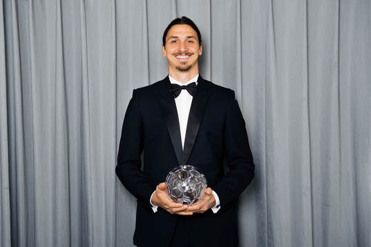 Zlatan Ibrahimovic poserar med sitt pris för årets forward