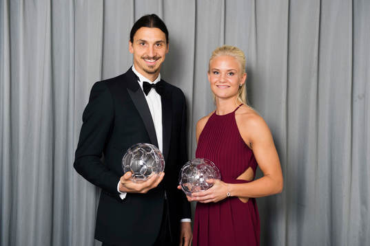 Zlatan Ibrahimovic och Pernille Harder poserar med sina
