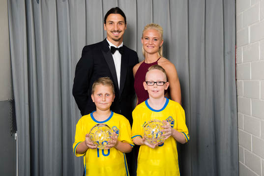 Zlatan Ibrahimovic och Pernille Harder poserar med sina