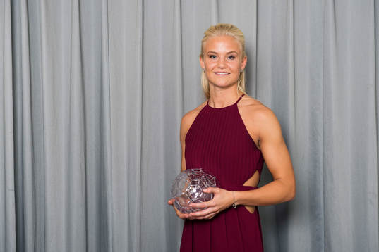 Pernille Harder poserar med sitt pris för årets forward
