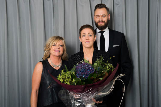 Therese Sjögran poserar med sitt hederspris