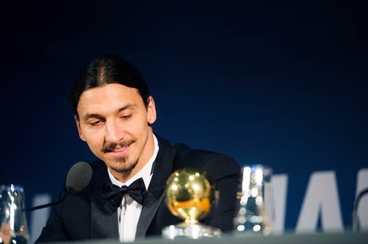Zlatan Ibrahimovic tittar på sin guldboll när han deltar