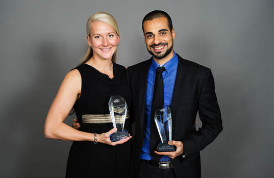 Tess Olofsson och Mohammed Al-Hakim poserar med sina priser