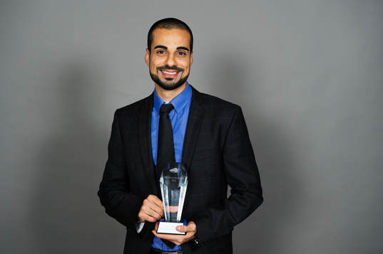 Mohammed Al-Hakim poserar med sitt pris för Årets domare