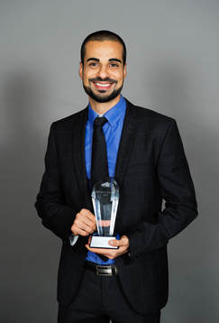 Mohammed Al-Hakim poserar med sitt pris för Årets domare