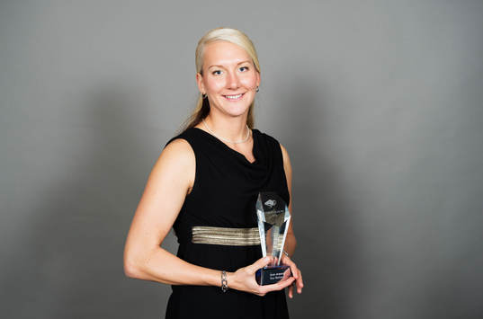 Tess Olofsson poserar med sitt pris för Årets domare dam