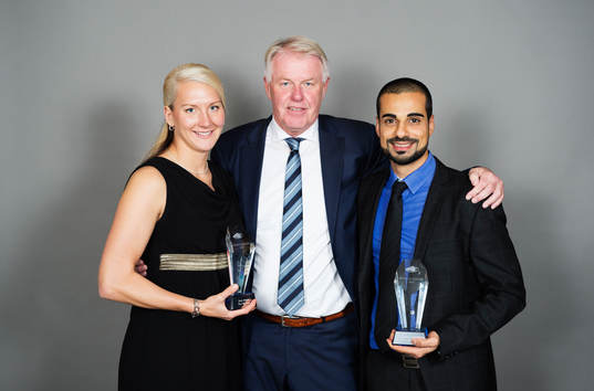 Tess Olofsson och Mohammed Al-Hakim och prisutdelare Bo