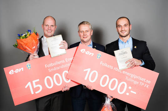 Jonas Lindahl, Peter Green och Siyamend Turanli poserar med