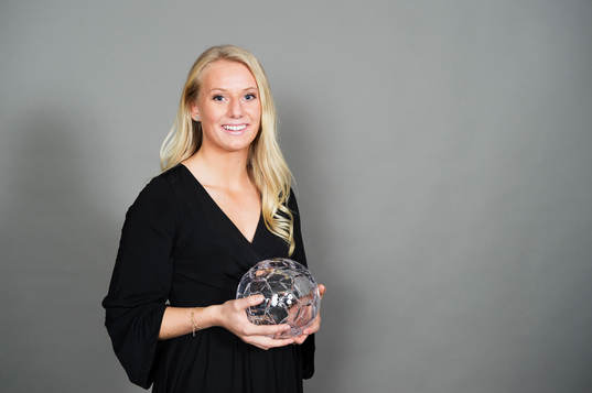 Stina Blackstenius, Linköping, poserar med sitt pris för