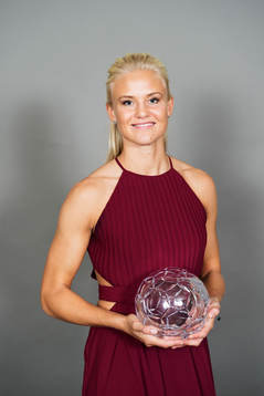 Pernille Harder, Linköping, poserar med sitt pris Årets