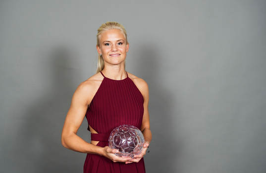 Pernille Harder, Linköping, poserar med sitt pris Årets