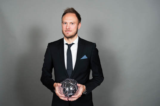 Andreas Granqvist, Krasnodar, poserar med sitt pris för