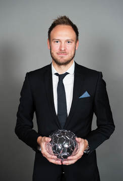 Andreas Granqvist, Krasnodar, poserar med sitt pris för