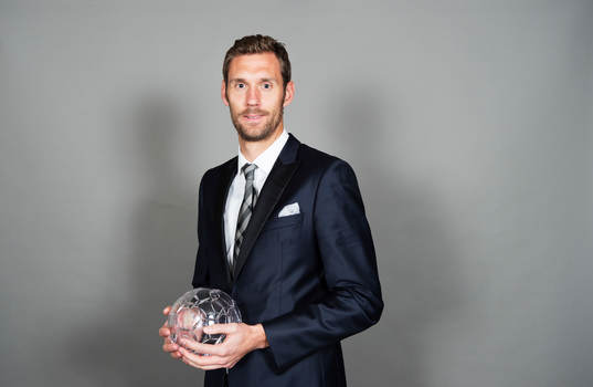 Andreas Isaksson, Kasimpasa, poserar med sitt pris får