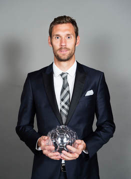 Andreas Isaksson, Kasimpasa, poserar med sitt pris får