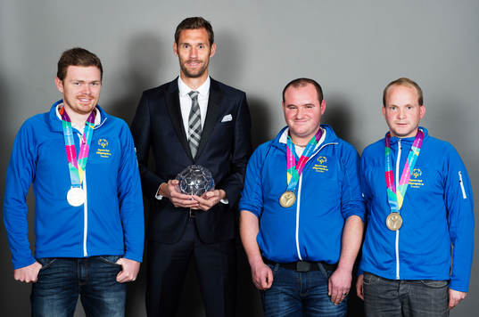 Andreas Isaksson, Kasimpasa, poserar med sitt pris får