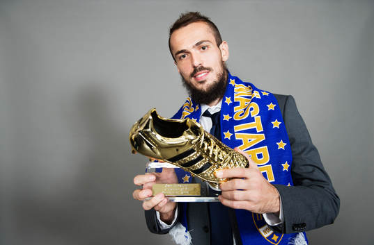 Emir Kujovic, IFK Norrköping, poserar med sitt pris för